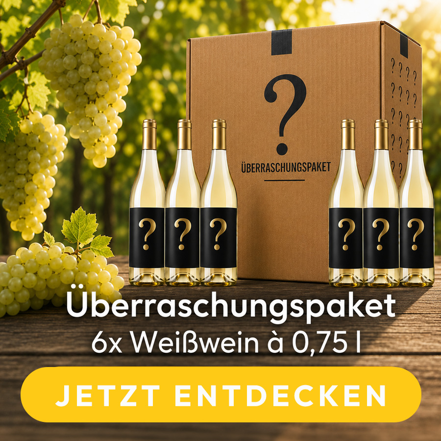 Ein Überraschungs-Weinpaket mit sechs Flaschen Weißwein, deren Etiketten mit einem Fragezeichen versehen sind, im Hintergrund grüne Weintrauben, Button "Jetzt entdecken"