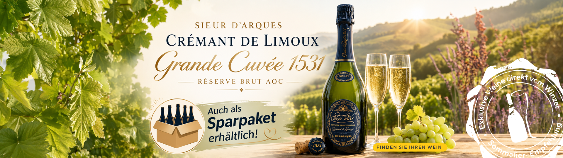 Flasche Sieur d'Arques Crémant de Limoux Grande Cuvée 1531 Reserve Brut AOC mit zwei gefüllten Sektgläsern vor Weinreben und Hügeln im Hintergrund