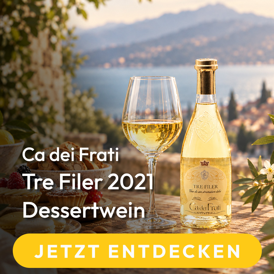 Flasche und Glas mit weißem Dessertwein auf einem Tisch mit Blick auf einen See und Berge im Hintergrund. Text „Ca dei Frati Tre Filer“