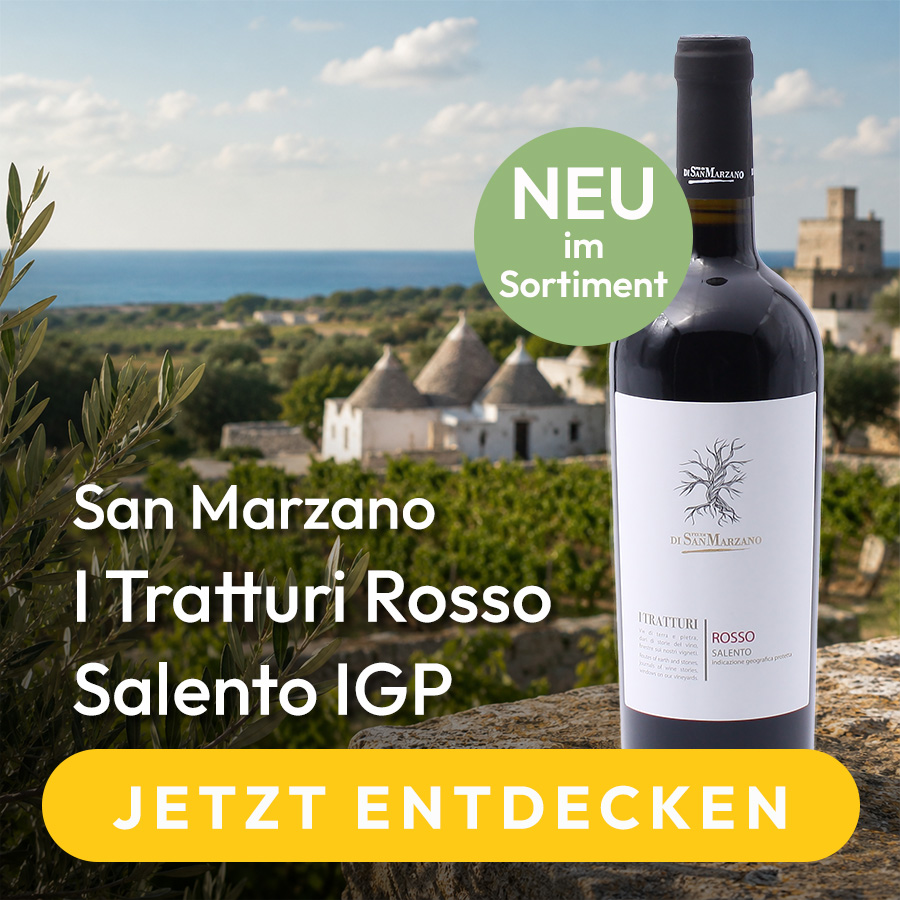Flasche Wein San Marzano i Tratturi Rosso im Vordergrund, im Hintergrund Landschaft mit Häusern und Meer. Hinweis Neu im Sortiment und Button Jetzt entdecken
