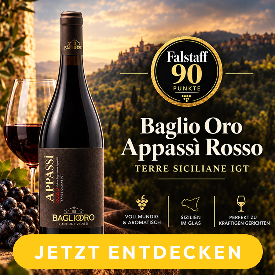 Flasche Baglio Oro Appassi Rosso mit Weinglas und Weintrauben vor sizilianischer Landschaft mit Text zu Falstaff-Bewertung mit 90 Punkten.